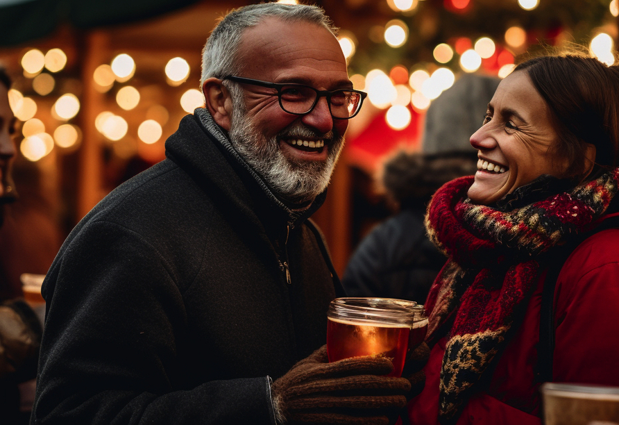 Genießen Sie die Vorweihnachtszeit auf einem Weihnachtsmarkt.