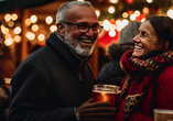 Genießen Sie die Vorweihnachtszeit auf einem Weihnachtsmarkt.