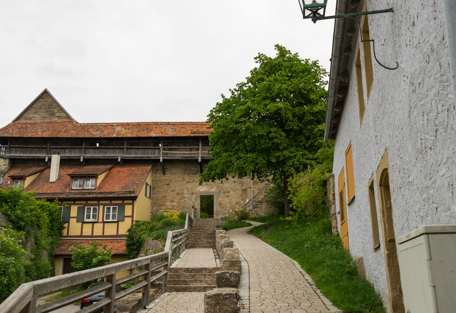 Die historische Altstadt von Rothenburg ob der Tauber ist von einer Stadtmauer mit Wehrgang umgeben.