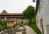 Die historische Altstadt von Rothenburg ob der Tauber ist von einer Stadtmauer mit Wehrgang umgeben.