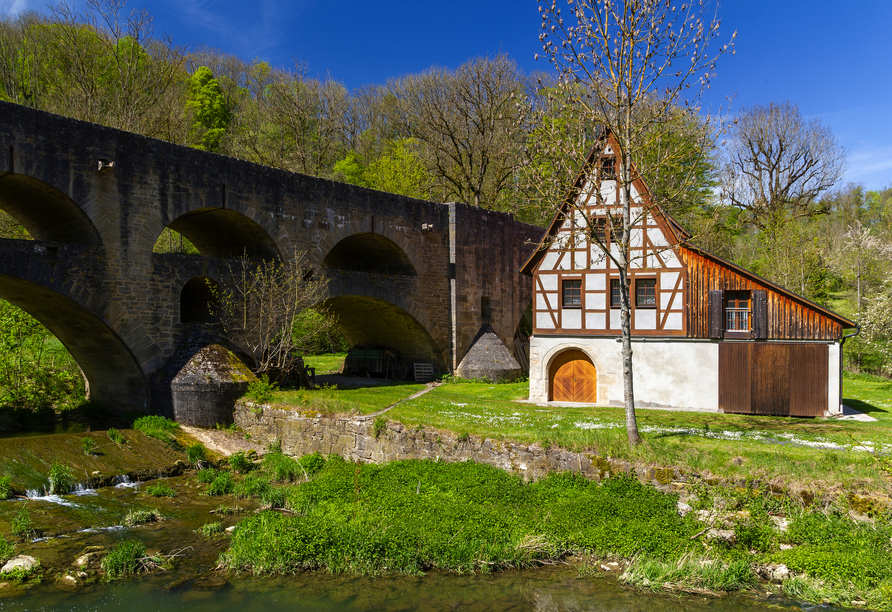 Die berühmte Doppelbrücke im Taubertal bei Rothenburg ob der Tauber