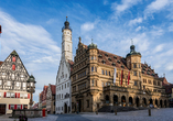 Das Rothenburger Rathaus beeindruckt mit seiner Renaissance-Fassade.