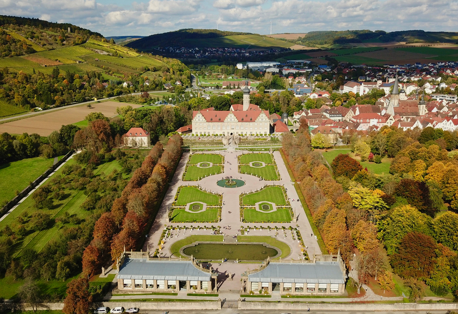 Wir empfehlen Ihnen unbedingt einen Besuch des wunderschönen Schlosses Weikersheim mit seinem barocken Schlossgarten.