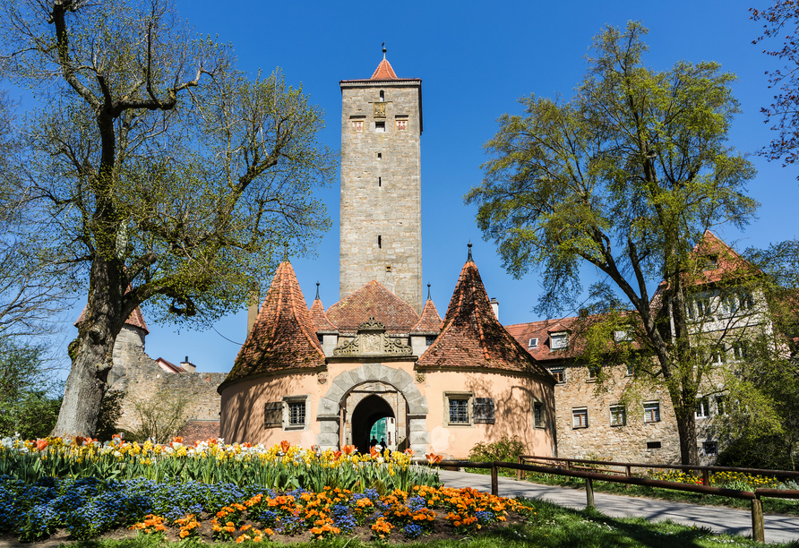 Das Burgtor aus dem 12. Jahrhundert ist von einem Burggarten umgeben. Hier begann die lange Geschichte Rothenburgs.