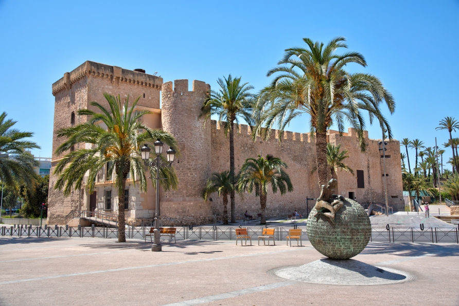 In Elche dürfen Sie auch beeindruckende Bauwerke wie den Palast von Altamira bestaunen.