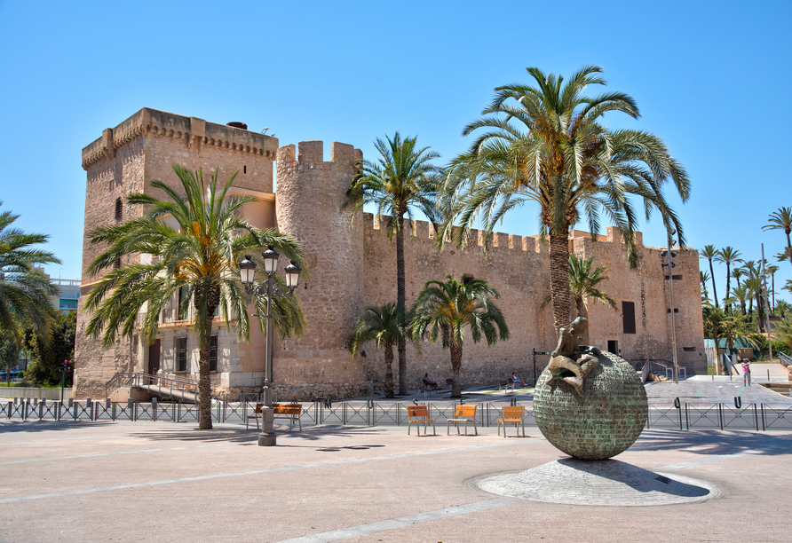 In Elche dürfen Sie auch beeindruckende Bauwerke wie den Palast von Altamira bestaunen.