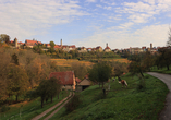 Erleben Sie den goldenen Oktober im Taubertal – hier mit Blick auf Rothenburg von der Lukasrödermühle.