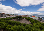 Genießen Sie die herrliche Aussicht, die sich Ihnen vom Hotel aus über die Küste bietet.