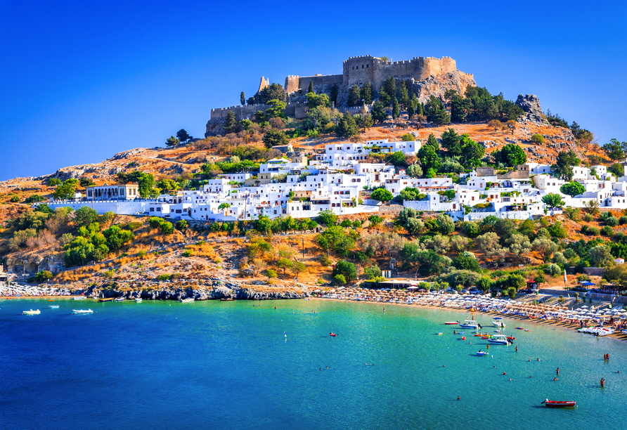 Genießen Sie den wunderschönen Ausblick auf die Akropolis von Lindos.
