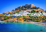 Genießen Sie den wunderschönen Ausblick auf die Akropolis von Lindos.