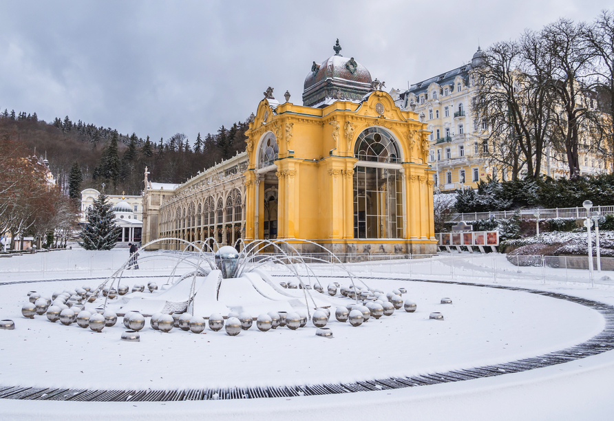 Die Kolonnade Marienbads in einer herrlichen winterlichen Idylle.