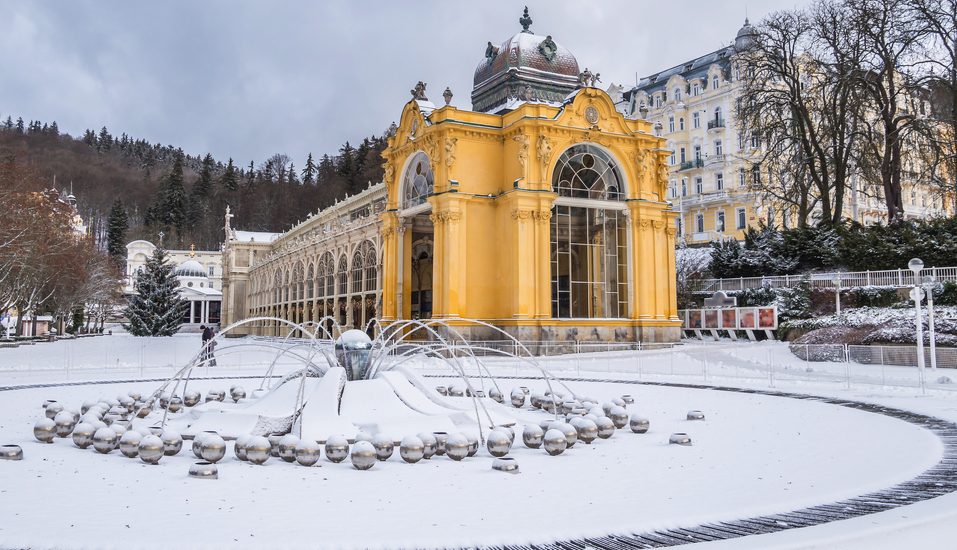 Die Kolonnade Marienbads in einer herrlichen winterlichen Idylle.