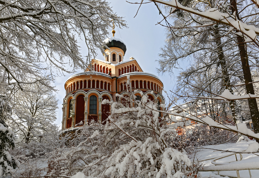 Die Orthodoxe Kirche St. Wladimir strahlt in winterlicher Pracht.