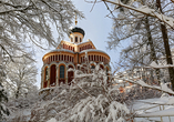 Die Orthodoxe Kirche St. Wladimir strahlt in winterlicher Pracht.