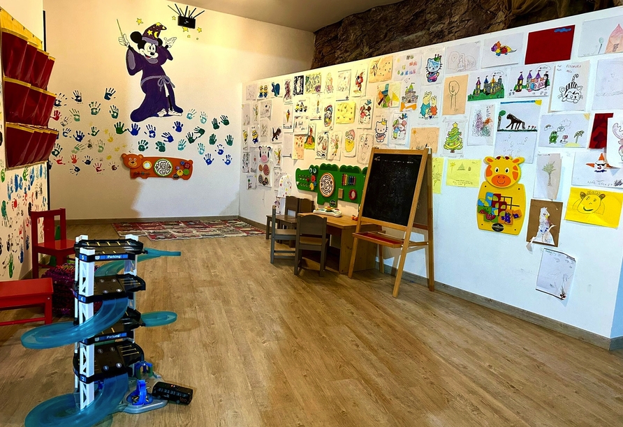 Das Spielzimmer bietet eine Menge Unterhaltung für Kinder.