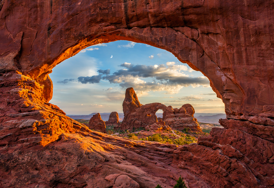 Rot leuchtende Sandsteinbögen und eine beeindruckende Wüstenlandschaft machen den Arches-Nationalpark in Utah zu einem besonderen Erlebnis.