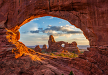 Rot leuchtende Sandsteinbögen und eine beeindruckende Wüstenlandschaft machen den Arches-Nationalpark in Utah zu einem besonderen Erlebnis.