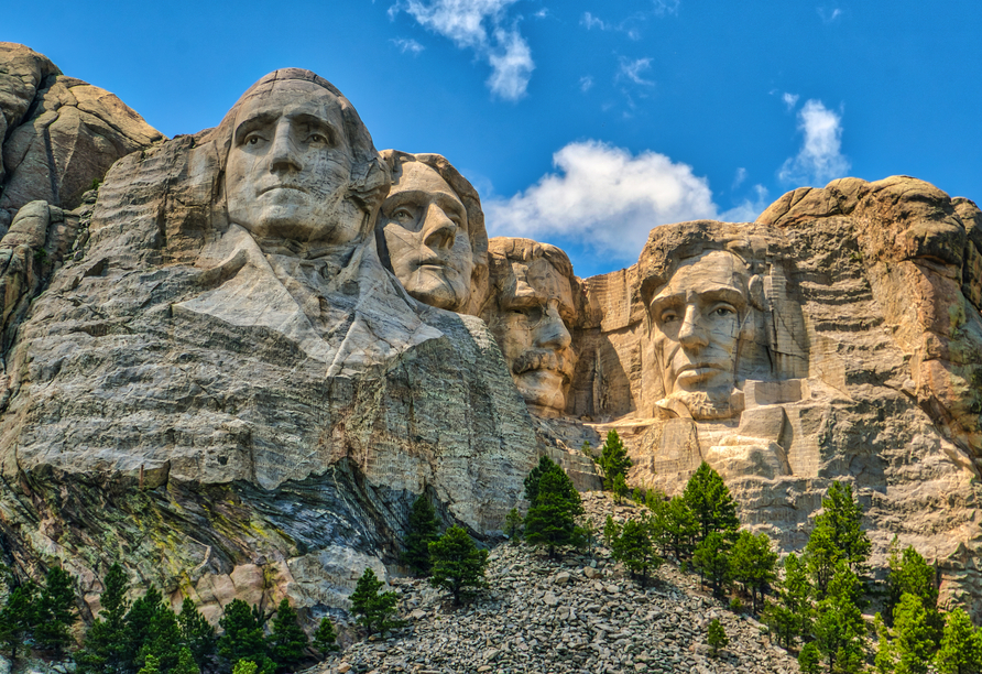 Die US-Präsidenten Washington, Jefferson, Roosevelt und Lincoln wurden in Mount Rushmore in den Granit gemeißelt.