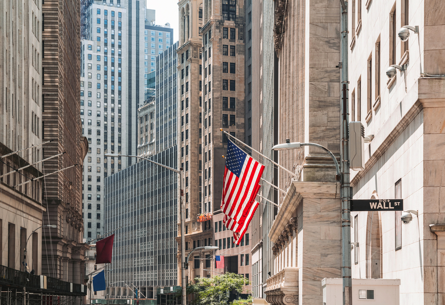 Schlendern Sie durch die berühmte Wall Street in New York City.