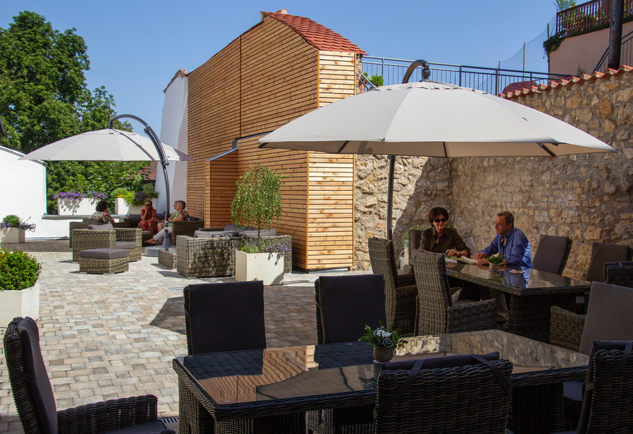 Genießen Sie die frische Luft auf der Terrasse des Hotels.