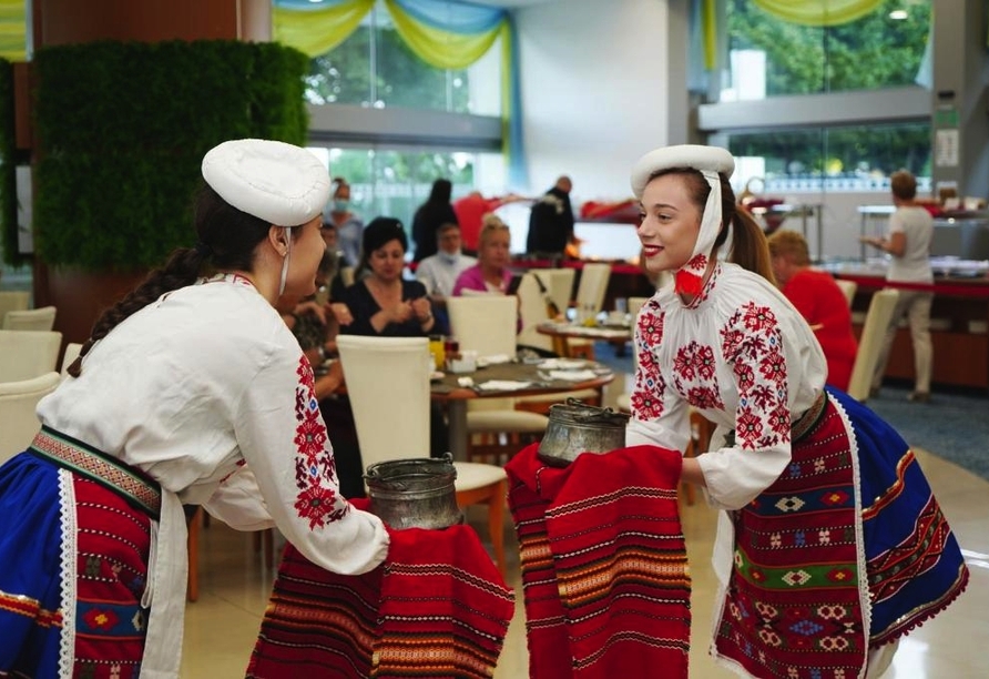 Das Buffetrestaurant erwartet Sie mit verschiedenen Themenabenden wie bulgarischer Küche. 