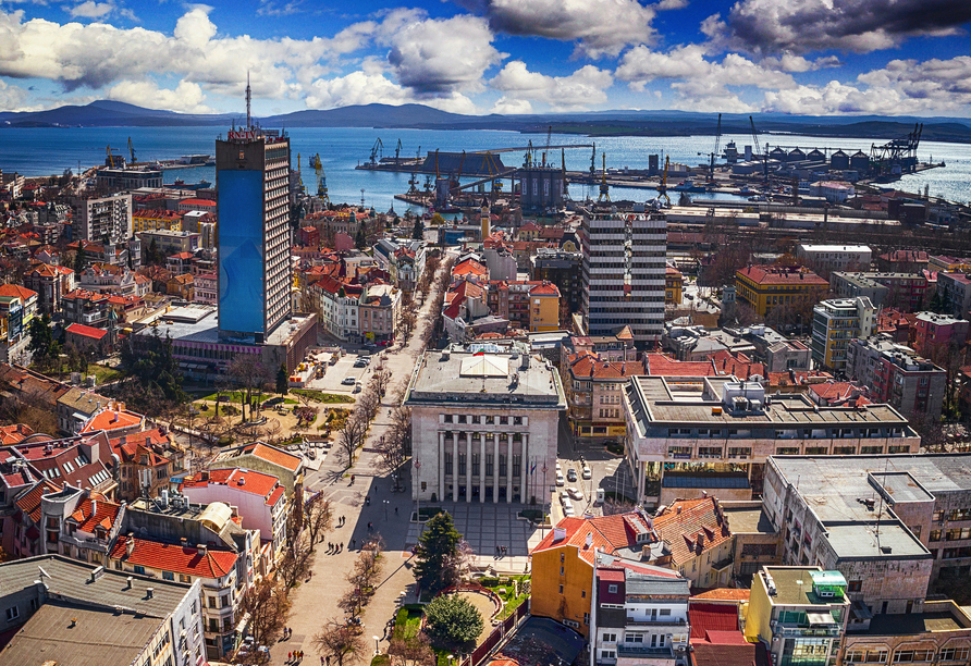 In der Küstenstadt Burgas unternehmen Sie eine Panoramarundfahrt.