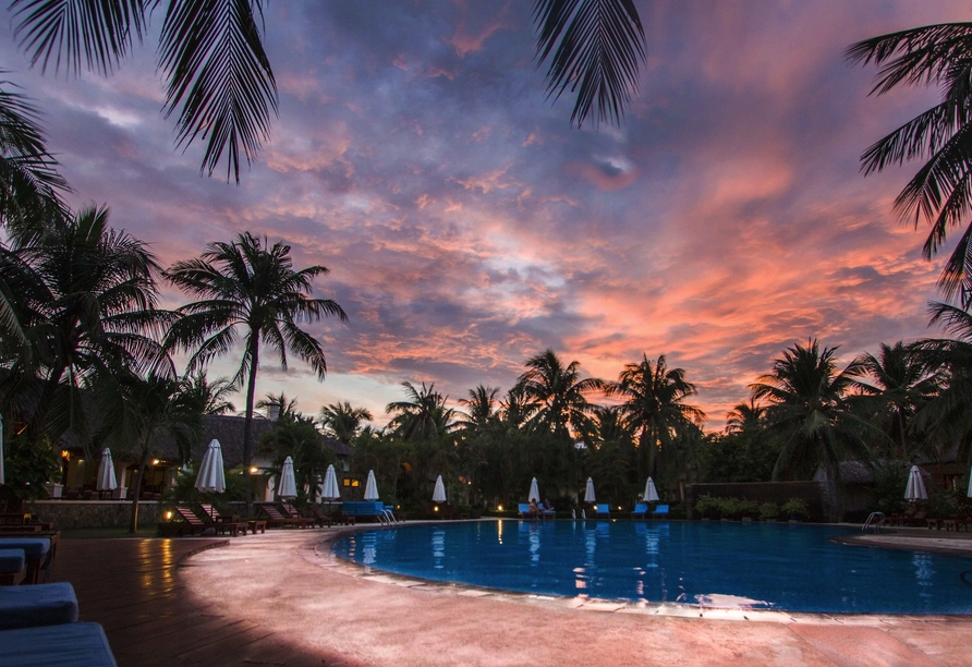 Genießen Sie Ihre Zeit und entspannen Sie am Außenpool im Blue Ocean Resort.