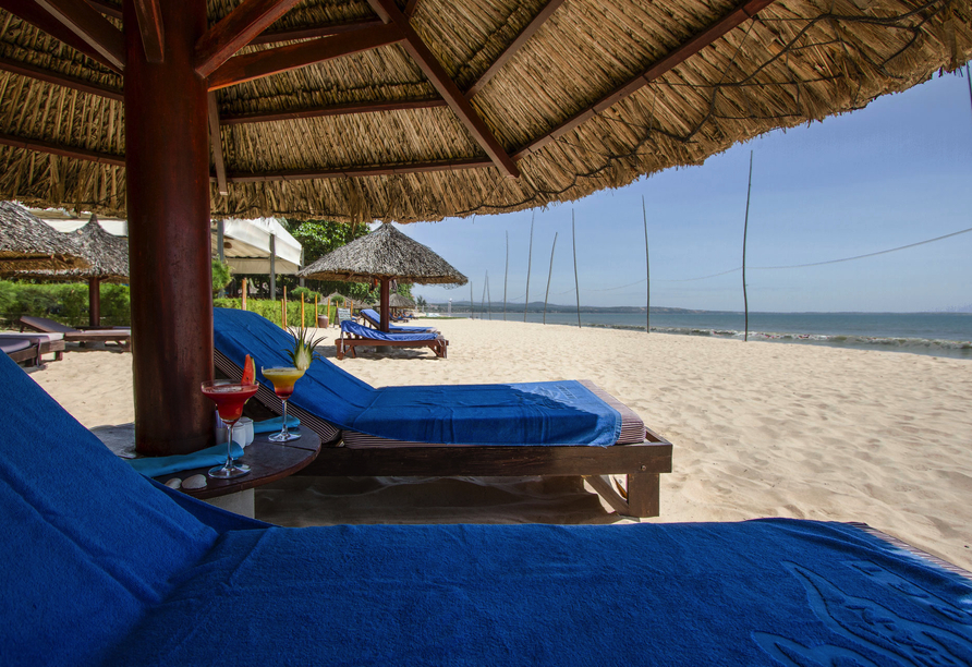 An den Strandliegen des Blue Ocean Resorts können Sie mit Blick auf den Horizont die Seele baumeln lassen.