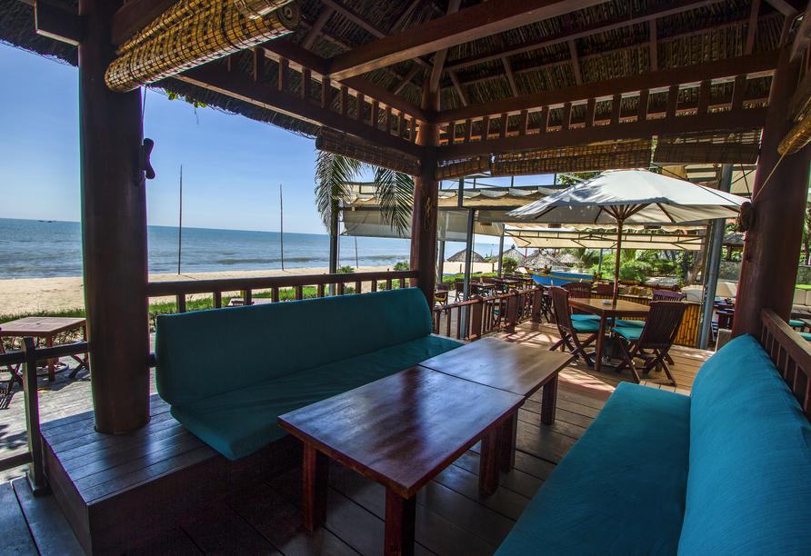 Die Beachbar des Blue Ocean Resorts begeistert mit leckeren Getränken und unvergleichlichen Ausblicken.