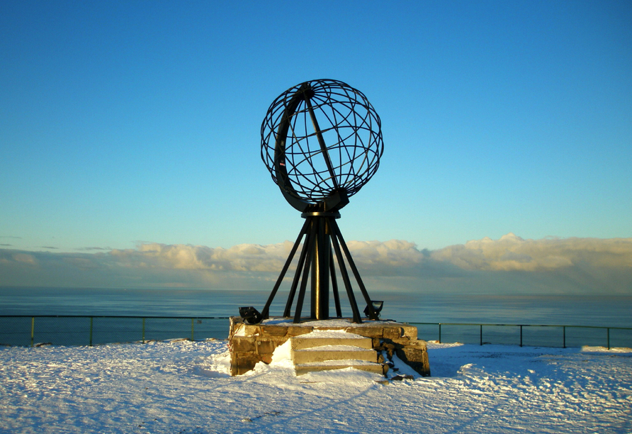 Das Nordkap-Monument thront über der arktischen Landschaft und lädt dazu ein, die endlose Weite des Nordens zu bestaunen.