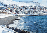 Die verschneite Küste von Honningsvåg beeindruckt mit ihrer wilden Natur und der besonderen Atmosphäre des Nordens.