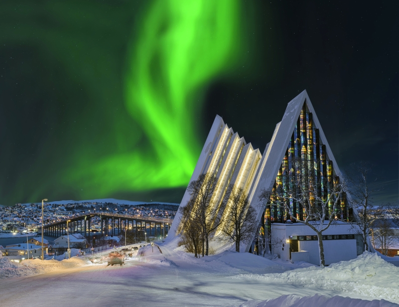 Nordlichter über der Eismeerkathedrale in Tromsø