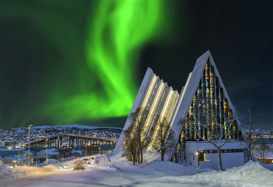 Mit etwas Glück und klarem Himmel erstrahlen die Polarlichter über der beeindruckenden Eismeerkathedrale.