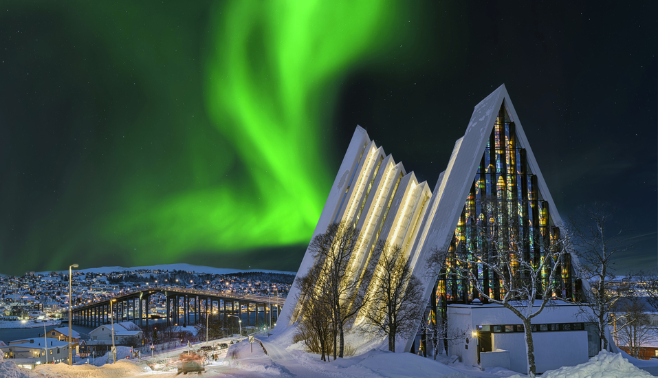 Mit etwas Glück und klarem Himmel erstrahlen die Polarlichter über der beeindruckenden Eismeerkathedrale.