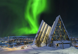 Mit etwas Glück und klarem Himmel erstrahlen die Polarlichter über der beeindruckenden Eismeerkathedrale.