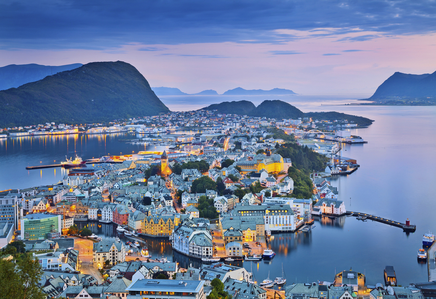 Das winterliche Ålesund mit seinen verschneiten Dächern liegt malerisch eingebettet zwischen Fjord und Bergen.