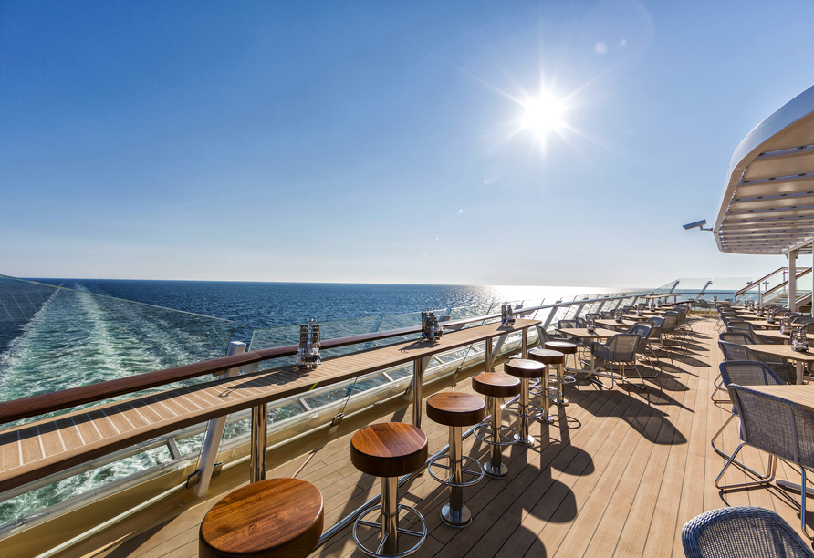 Das Sonnendeck an Bord lädt auch an winterlichen Tagen dazu ein, die klare Luft und die wärmenden Strahlen der Wintersonne zu genießen.