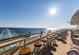 Das Sonnendeck an Bord lädt auch an winterlichen Tagen dazu ein, die klare Luft und die wärmenden Strahlen der Wintersonne zu genießen.