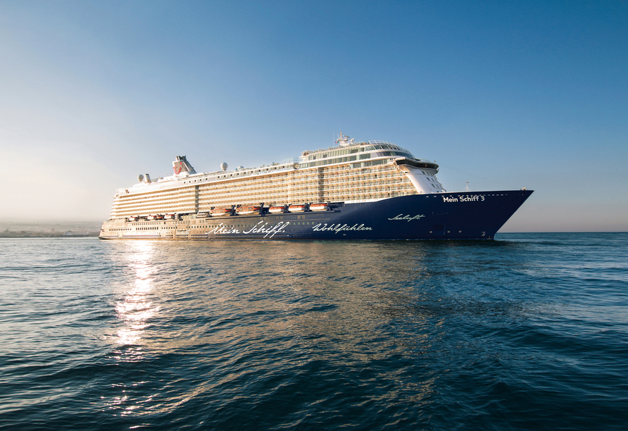 Die Mein Schiff 3 gleitet durch die winterliche See und verbindet stilvolle Eleganz mit erstklassigem Komfort.