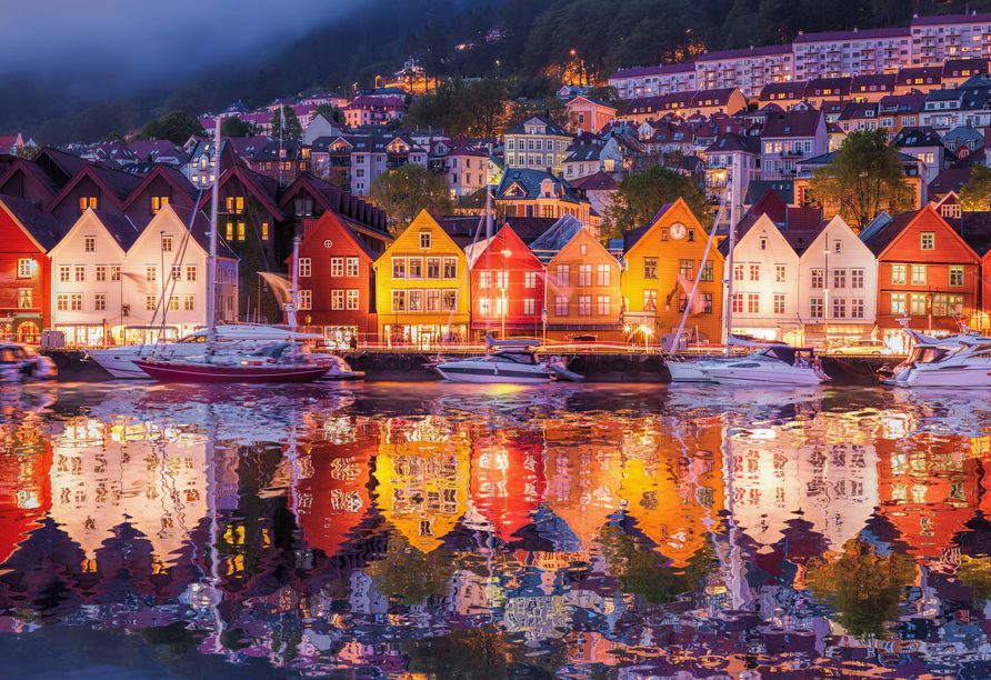 Das historische Bryggen in Bergen erstrahlt bei Nacht in stimmungsvollem Licht und erzählt Geschichten aus vergangenen Zeiten.