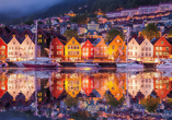 Das historische Bryggen in Bergen erstrahlt bei Nacht in stimmungsvollem Licht und erzählt Geschichten aus vergangenen Zeiten.