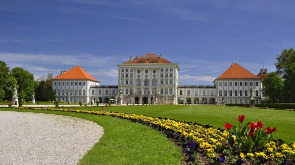 München hat definitiv viel zu bieten! Besuchen Sie zum Beispiel das Schloss Nymphenburg.
