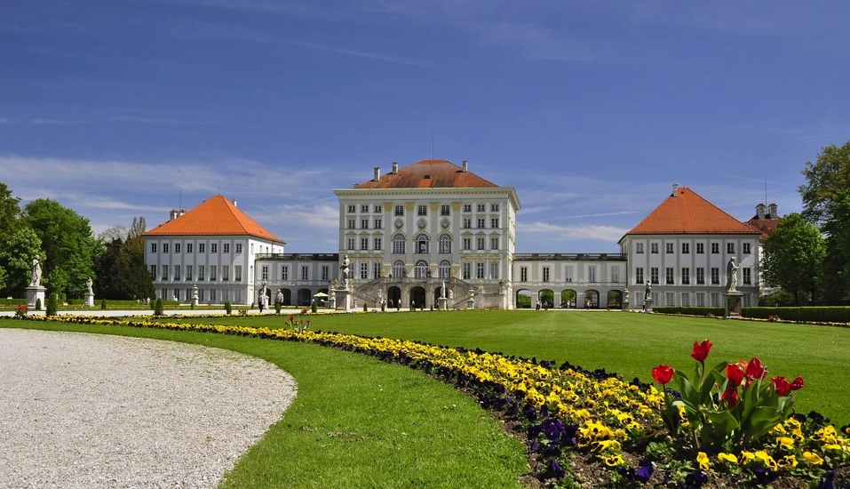 München hat definitiv viel zu bieten! Besuchen Sie zum Beispiel das Schloss Nymphenburg.