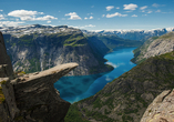Trolltunga, die berühmte Felszunge hoch über dem Ringedalsvatnet, zählt zu den spektakulärsten Naturwundern Norwegens.