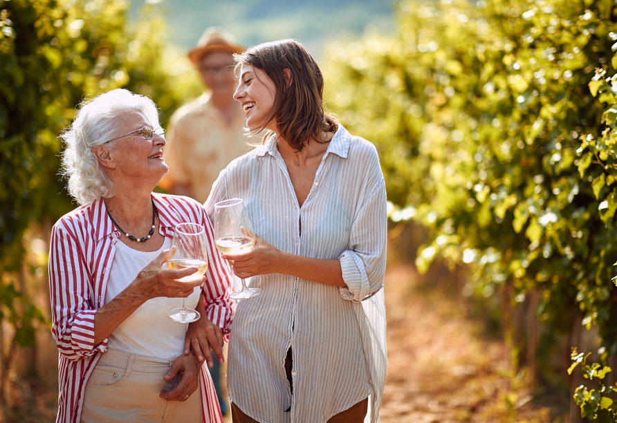 Ein Glas frisch erlesenen Weins in den wunderschönen Weinbergen zu genießen: Gibt es etwas Schöneres?