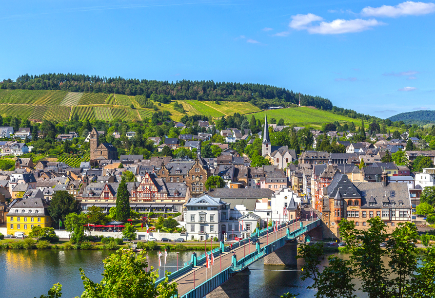 Nur einen Steinwurf entfernt liegt Traben-Trarbach, ein Ort, der wie gemacht ist für Entdecker und Genießer. 