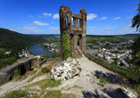 Majestätisch oberhalb von Traben-Trarbach thront die Grevenburg und bietet einen der besten Ausblicke auf die Mosel und Traben-Trabach.