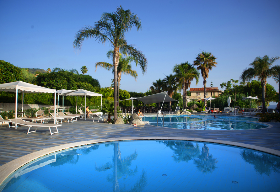 Genießen Sie die italienische Sonne am traumhaften Außenpool Ihres Hotels.