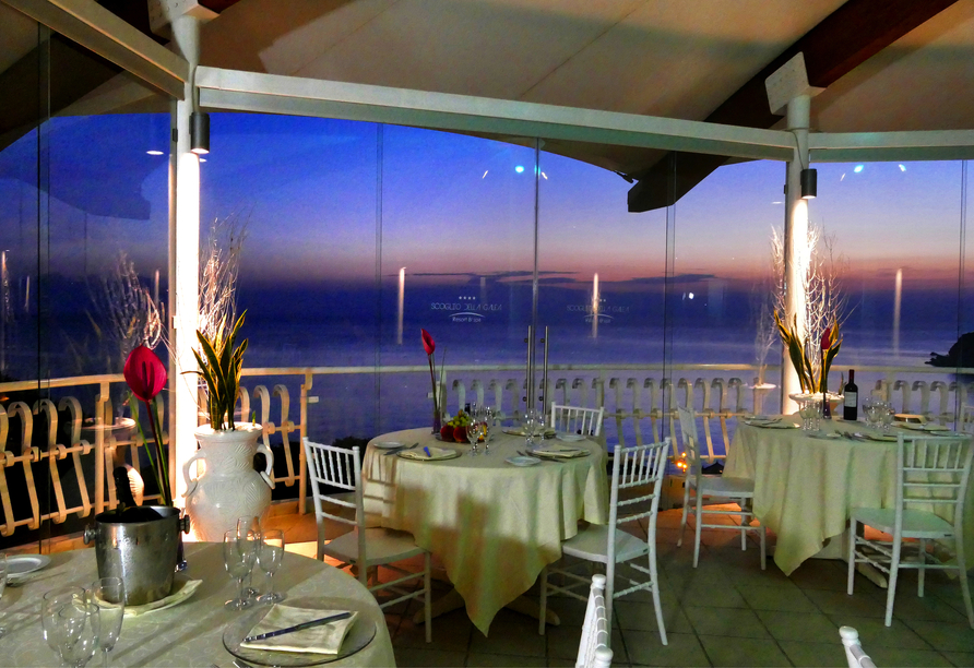 Im gemütlichen Restaurant können Sie den Abend mit Blick aufs Meer wunderbar ausklingen lassen.