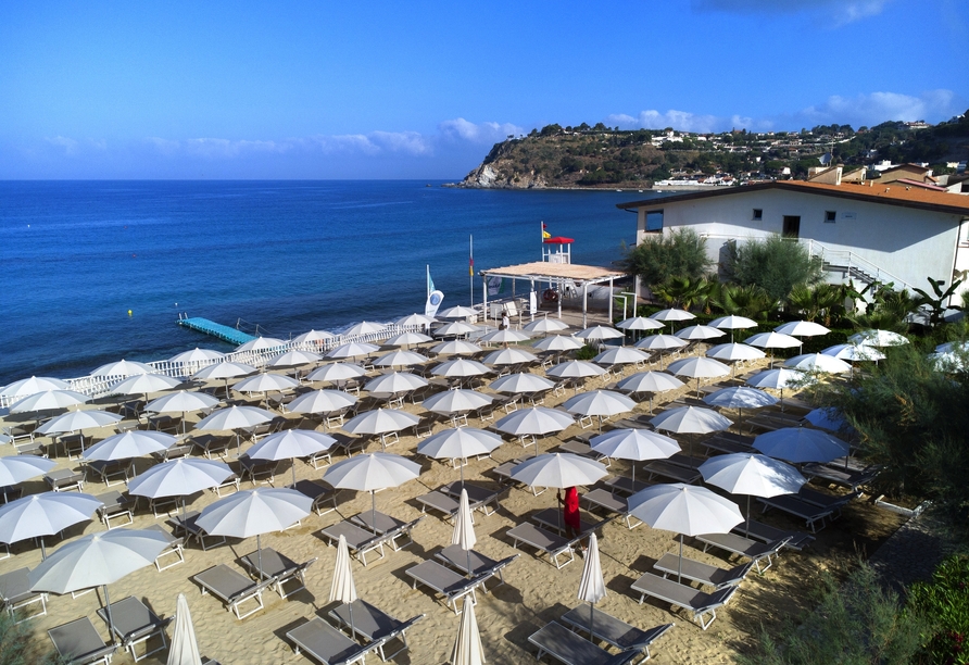 Am Privatstrand des Hotels können Sie die Sonne genießen oder sich im blauen Meer abkühlen.